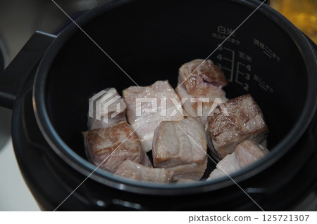 Cooking braised pork in a fully automatic pressure cooker 125721307