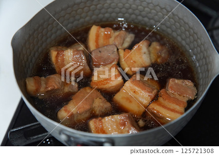 How to make braised pork 125721308