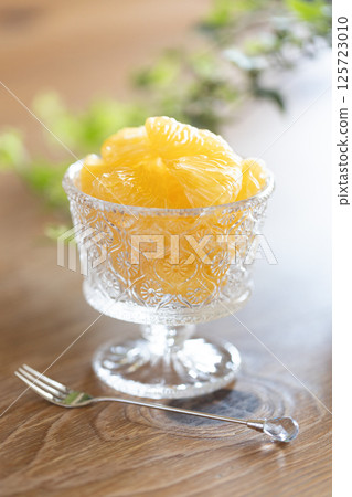 玻璃碗中盛裝的甜夏橙 玻璃碗中盛裝的甜夏橙 125723010