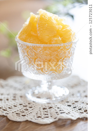 玻璃碗中盛裝的甜夏橙 125723011