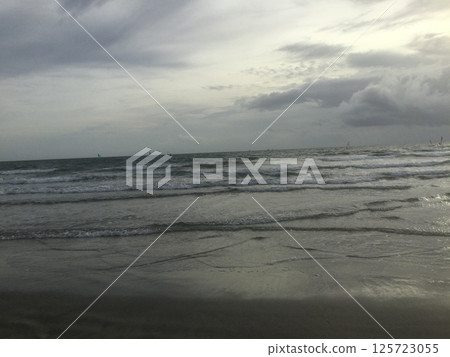 Kamakura & Enoshima Walk 2023: View of the horizon from the shore 125723055