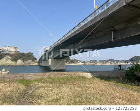 從下面看橋墩 125723258