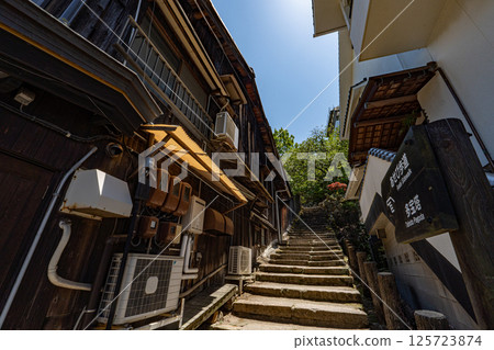 通往嚴島阿瑟比步行街的後巷石階 通往嚴島阿瑟比步行街的後巷石階 125723874