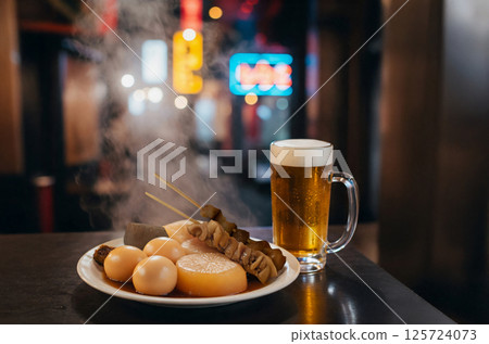 Beer and oden at a food stall 125724073