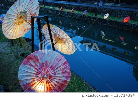 日本岡山倉敷美觀地區歷史街區古城夜景 日本岡山倉敷美觀地區歷史街區古城夜景 125724384
