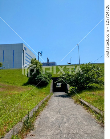 通往隧道的人行道 125724526