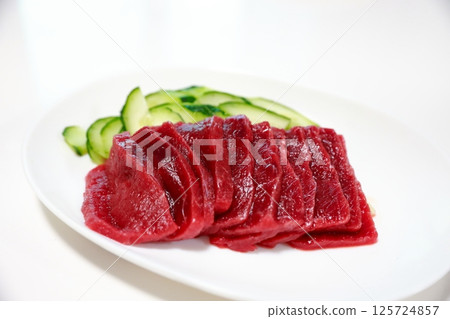 布氏鯨魚生魚片-美味的肉食生魚片 布氏鯨魚生魚片-美味的肉食生魚片 125724857