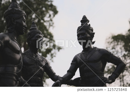 Three magnificent Bronze Statues that powerfully Depict Historic Figures deep in Conversation 125725848