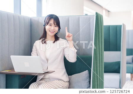 在共享辦公空間的隔間裡工作的年輕女子 在共享辦公空間的隔間裡工作的年輕女子 125726724