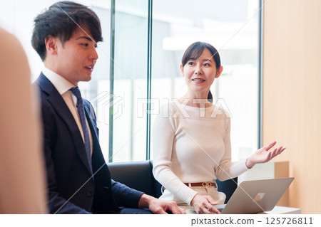 職業婦女在辦公室討論 125726811