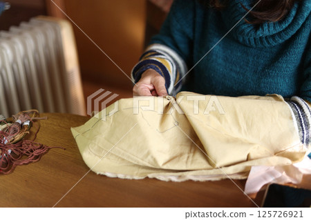 手工刺繡的女人 125726921