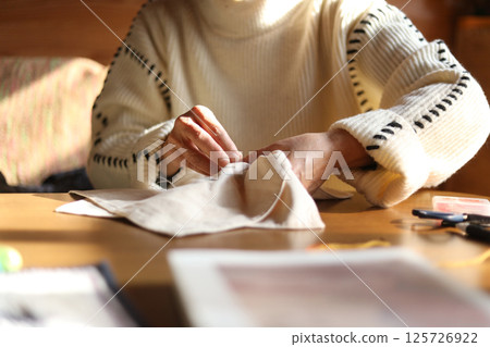 手工刺繡的女人 手工刺繡的女人 125726922