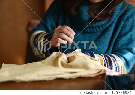 手工刺繡的女人 125726924