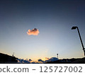 日落前的藍天和橙色浮雲 125727002