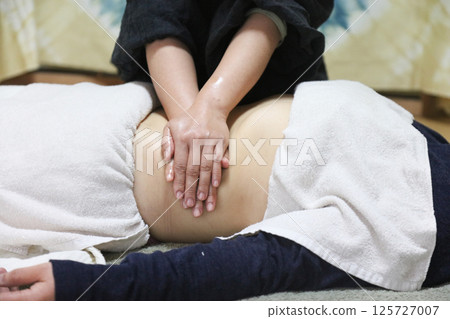 Woman doing oil massage 125727007