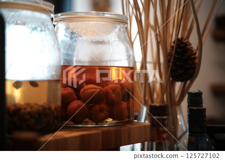 咖啡廳櫃檯的自製梅酒 咖啡廳櫃檯的自製梅酒 125727102