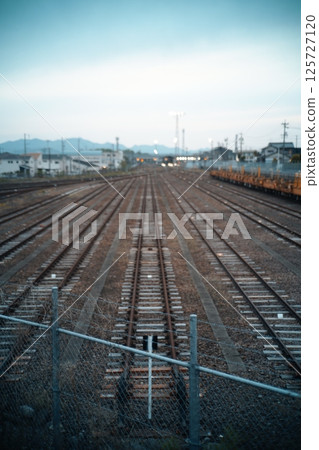 鐵路軌道、火車站、火車站 鐵路軌道、火車站、火車站 125727120