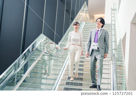 一位女商務人士在為客人做引導 125727201