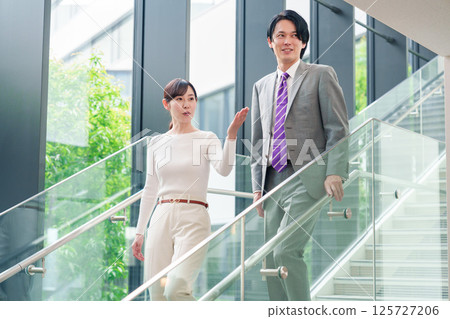 一位女商務人士在為客人做引導 125727206