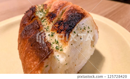 塗滿奶油的蒜蓉麵包 125728420