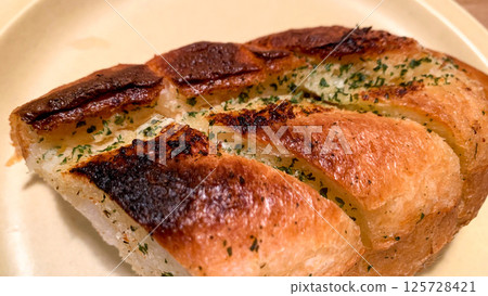 塗滿奶油的蒜蓉麵包 塗滿奶油的蒜蓉麵包 125728421