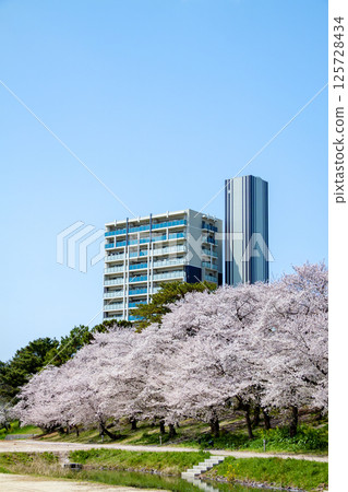 附塔式停車場的公寓大樓 附塔式停車場的公寓大樓 125728434