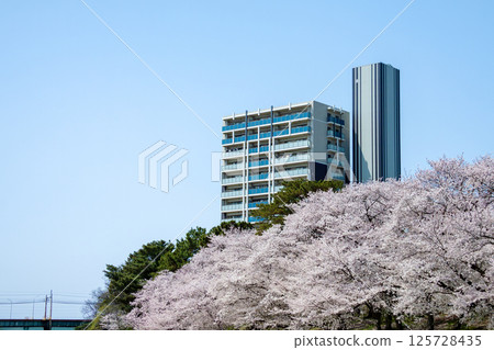 附塔式停車場的公寓大樓 125728435