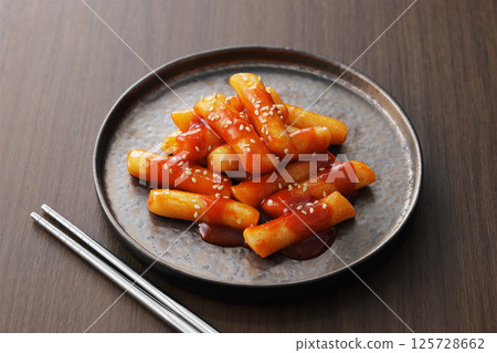 Spicy and delicious Korean tteokbokki served on a plate 125728662