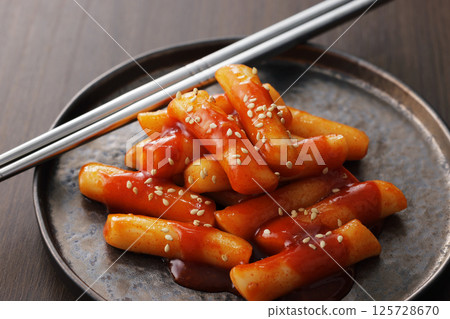 Spicy and delicious Korean tteokbokki served on a plate 125728670