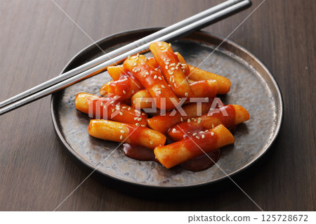 Spicy and delicious Korean tteokbokki served on a plate 125728672
