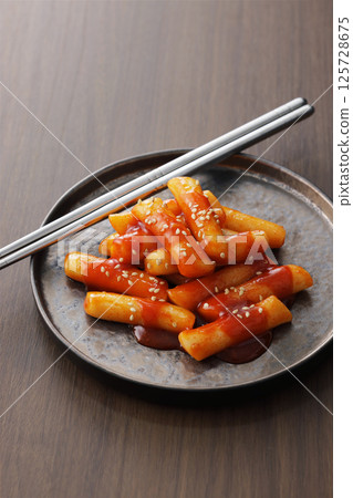 香辣美味的韓式炒年糕盛放在盤子裡 125728675