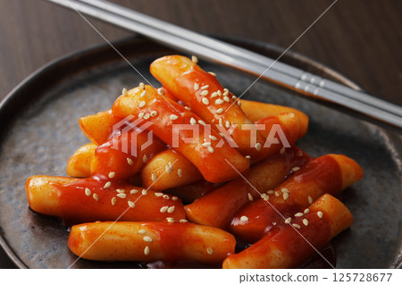 香辣美味的韓式炒年糕盛放在盤子裡 125728677