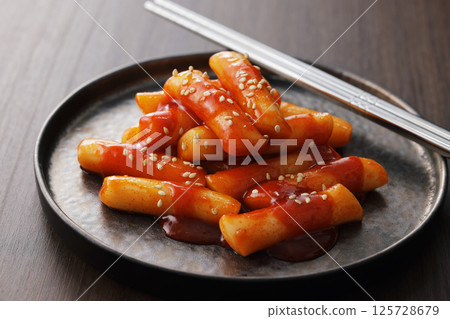 Spicy and delicious Korean tteokbokki served on a plate 125728679