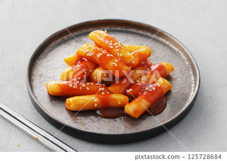 Spicy and delicious Korean tteokbokki served on a plate 125728684