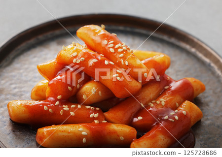 香辣美味的韓式炒年糕盛放在盤子裡 125728686