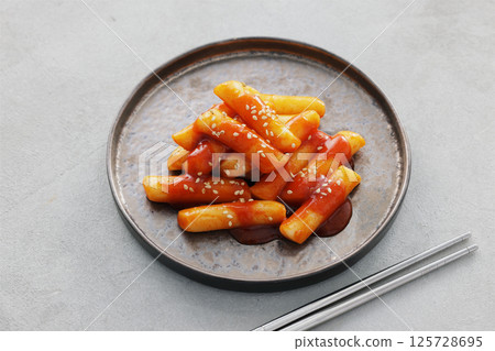 香辣美味的韓式炒年糕盛放在盤子裡 125728695