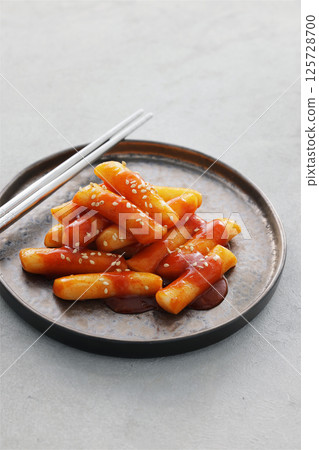Spicy and delicious Korean tteokbokki served on a plate 125728700