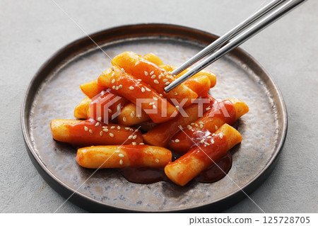 Spicy and delicious Korean tteokbokki served on a plate 125728705