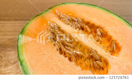 新鮮的夕張甜瓜，帶有美味的紅色果實 125728761