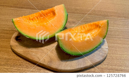 新鮮的夕張甜瓜，帶有美味的紅色果實 125728766