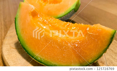 新鮮的夕張甜瓜,帶有美味的紅色果實 新鮮的夕張甜瓜,帶有美味的紅色果實 125728769