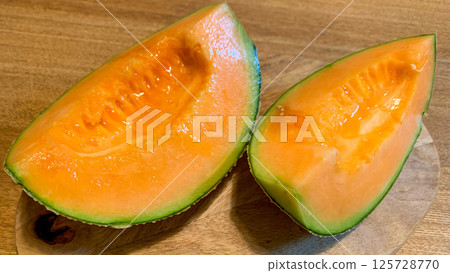 新鮮的夕張甜瓜,帶有美味的紅色果實 新鮮的夕張甜瓜,帶有美味的紅色果實 125728770