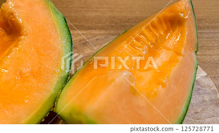 新鮮的夕張甜瓜，帶有美味的紅色果實 125728771