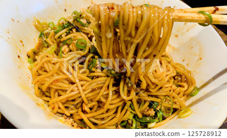 Hiroshima's deliciously spicy dry tantan noodles 125728912