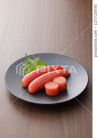 看起來美味的明太子盛放在盤子裡 看起來美味的明太子盛放在盤子裡 125728930