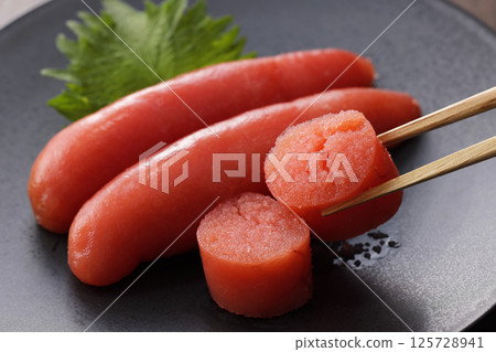 Delicious-looking mentaiko served on a plate 125728941