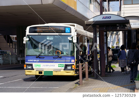 Keio bus stops at the Sekiba bus stop in front of Otsuka Teikyo University Station (close-up) 125730329