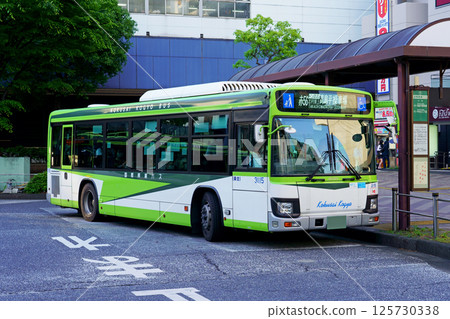 Kokusai Kogyo Bus (bound for Takashimadaira Yard) stopping at Akabane Station Kokusai Kogyo Bus (bound for Takashimadaira Yard) stopping at Akabane Station 125730338