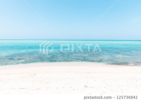白色沙子海灘和藍色海 白色沙子海灘和藍色海 125730842