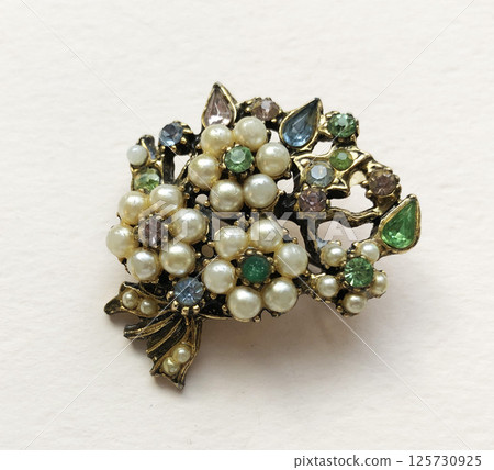 Artisan brooch elegant piece for women jewelry store use Artisan brooch elegant piece for women jewelry store use 125730925